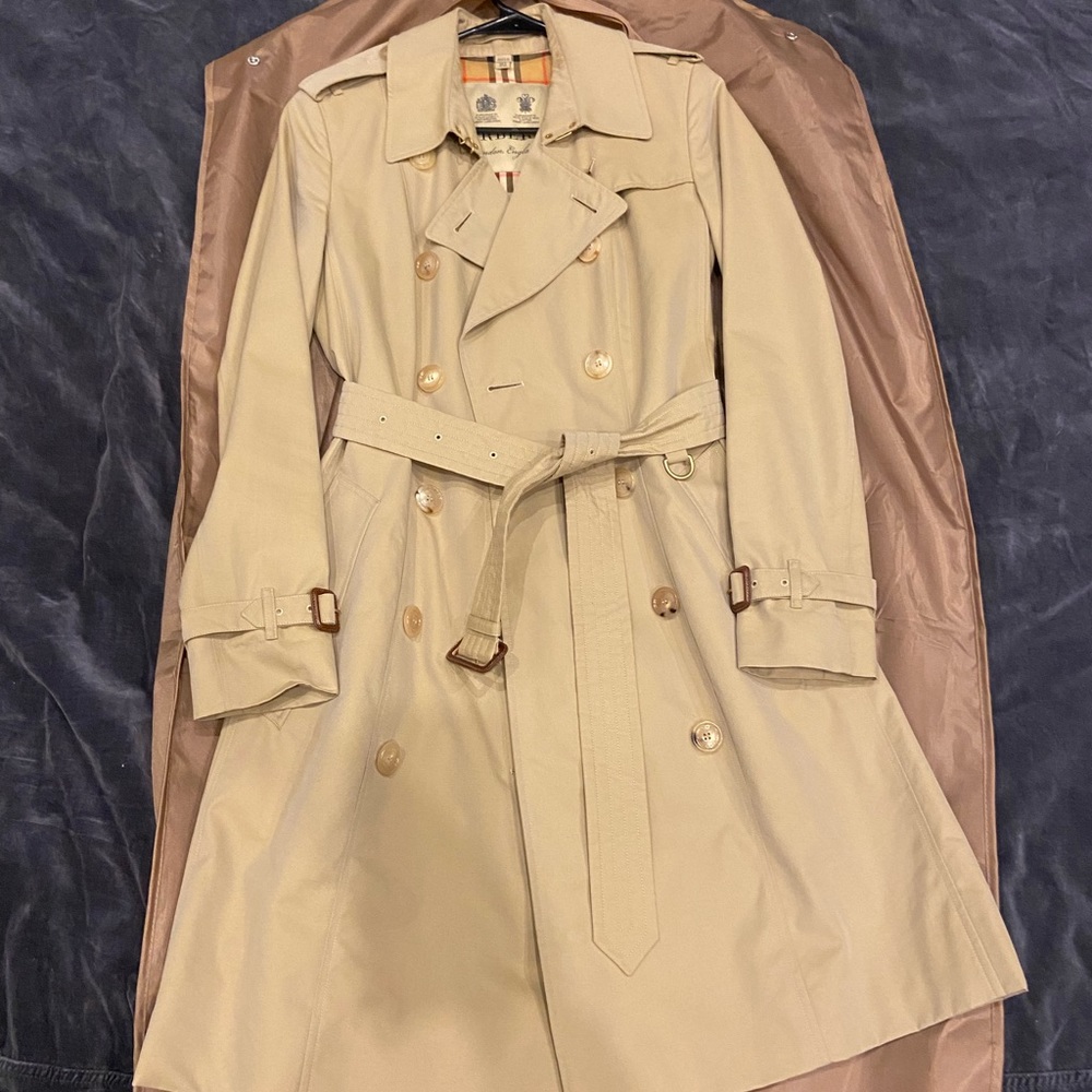 Womens Burberry Trench coast, US size 6